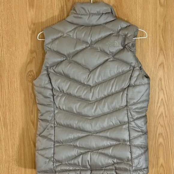 The North Face 550 Aconcagua Gray/Platinum Goose Down Insulated Puffer Vest - Picture 2 of 7